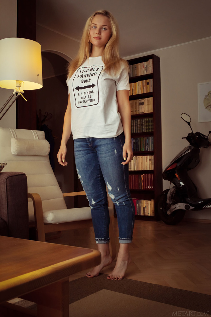 Tight blue jeans, white T-shirt, long blonde hair, blue eyes and big, round breasts - Caroline Abel 01