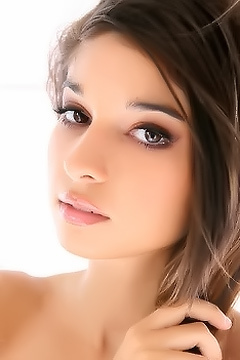Newcomer - Nika Newcomer - Nika