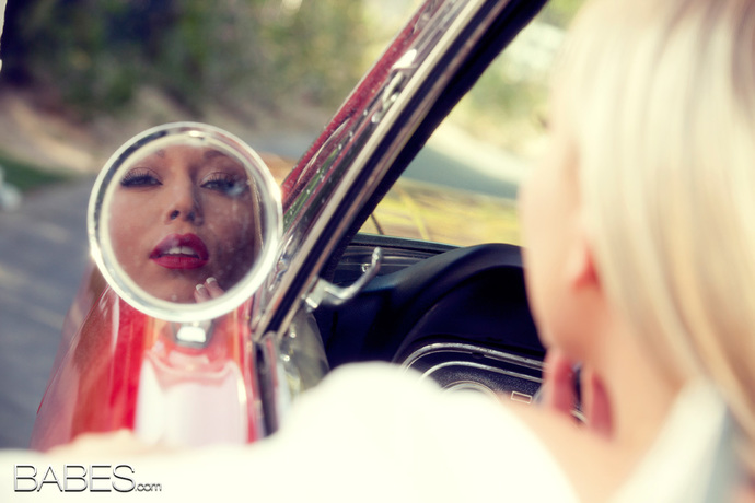 Brea Bennett Fingering Her Flawless Pussy — image 2