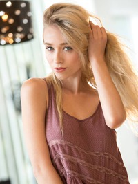 Sexy Bombshell Riley Anne #01