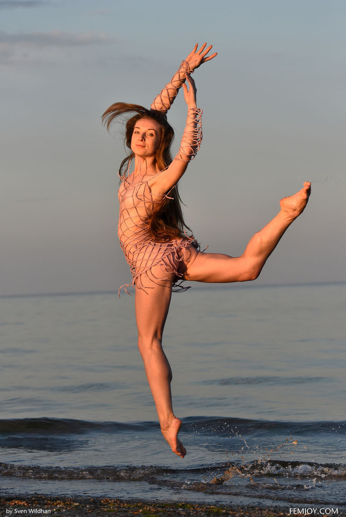 Leanne Shows Naked Flexible Body — image 9