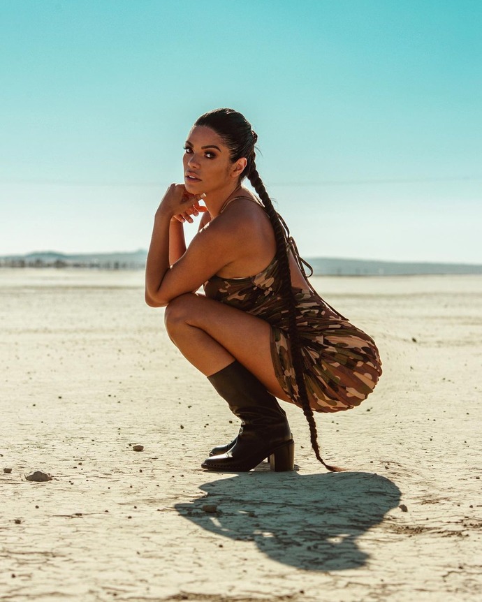 Suelyn Medeiros — image 12
