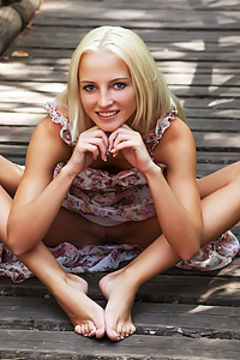 Teen blondie without panty