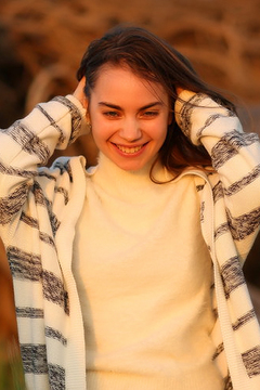 Sofy Bee Showing Her Titties